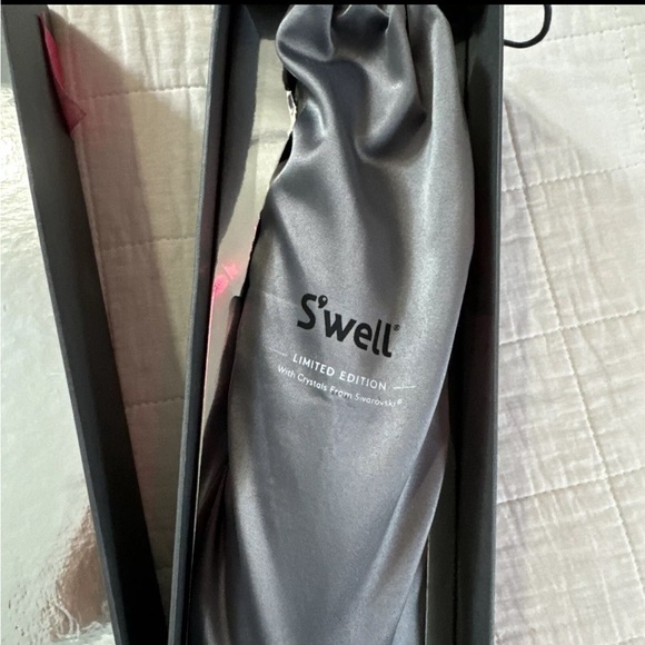 LIMITED EDITION Swarovski x S’well Bottle - Picture 7 of 7